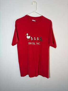 Vintage 90s Hanes Beefy-T Duck NC Souvenir T-Shirt Red Single Stitch Size L